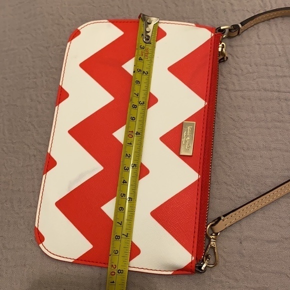 Kate Spade wristlet bag in very good condition. - Picture 9 of 9